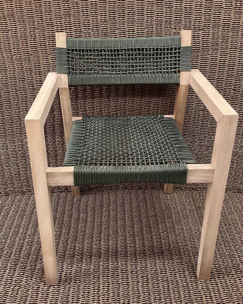 Silla de piola con estructura de madera