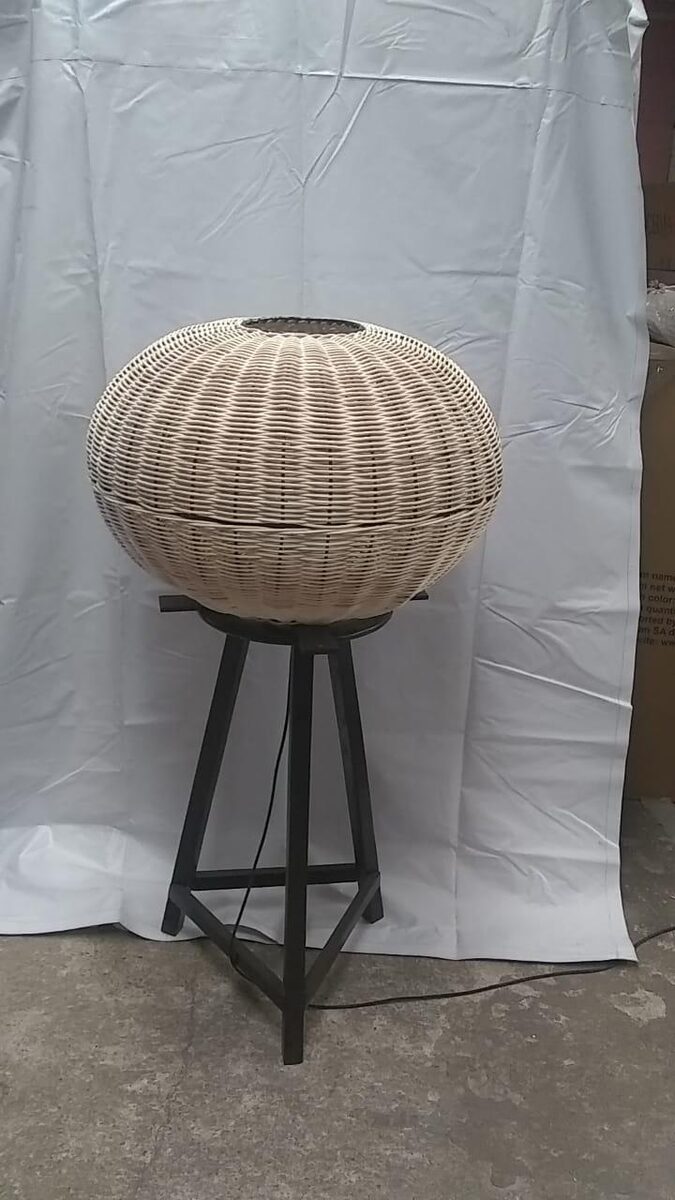 Lámpara Esfera de mimbre sobre base