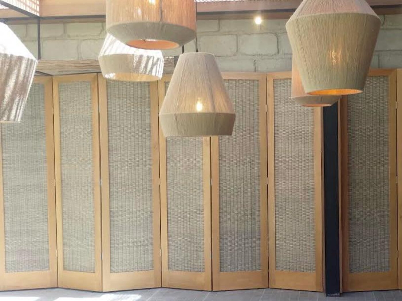 Instalación de lámparas y paneles tejidos de CAHI