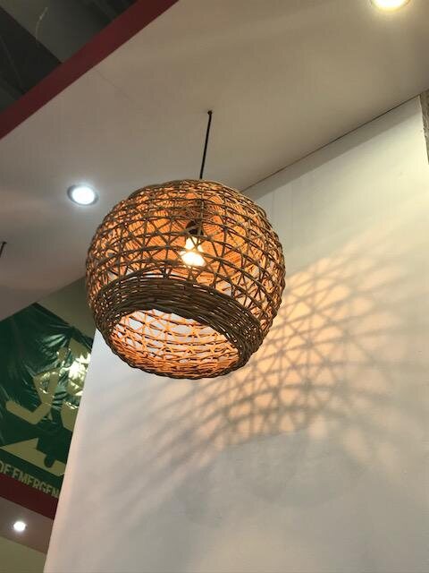 Lámpara colgante Globo tejida en rattan