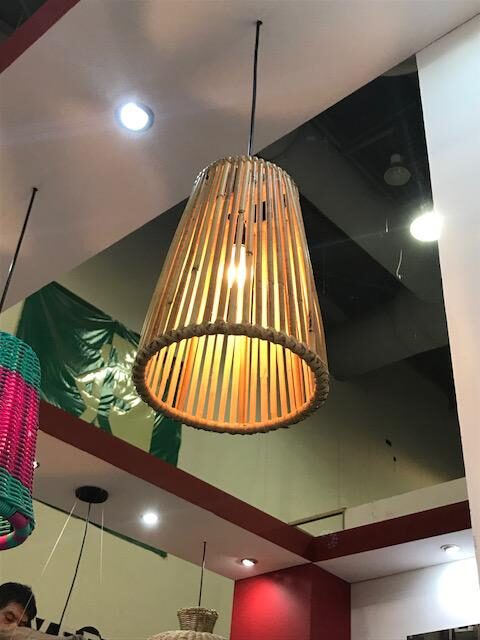 Lámpara tejida encendida en el taller de CAHI